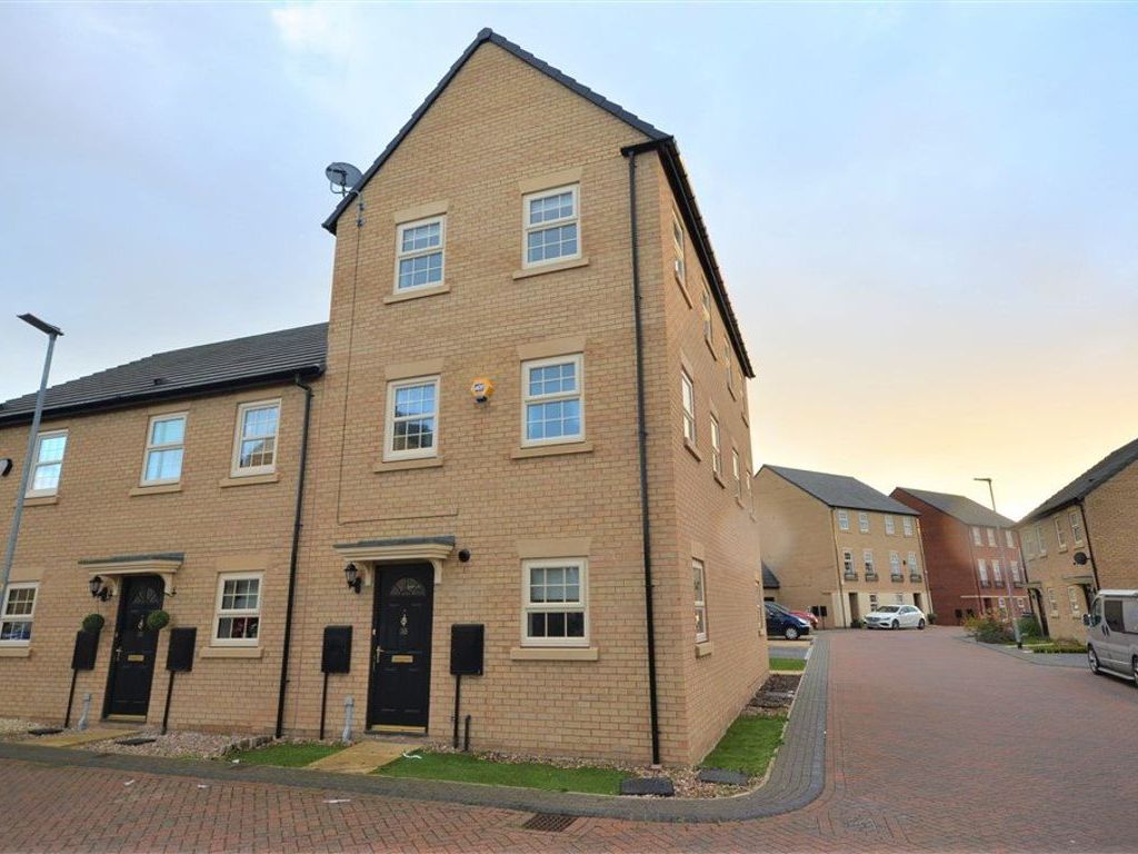 2 bed town house to rent in Fallbrook Road, Castleford WF10, £750 pcm