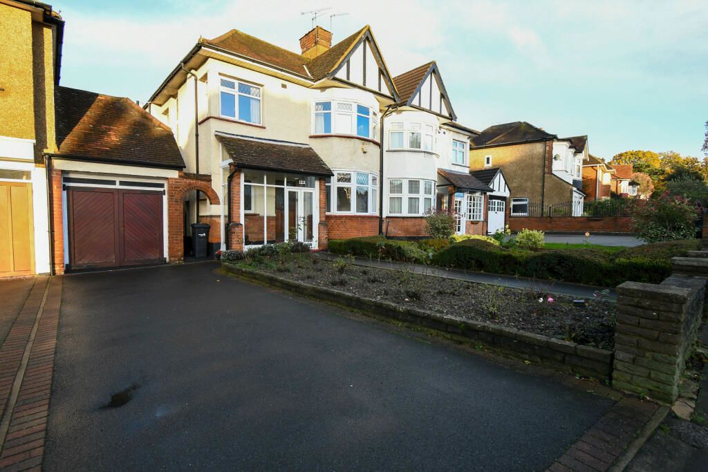 4 bed semidetached house for sale in Bourne Hill, London N13, £