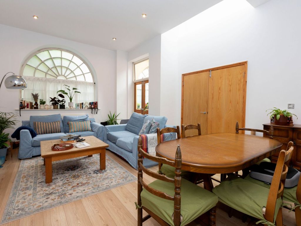 2 bed flat for sale in White Horse Lane, London E1, £575,000 Zoopla