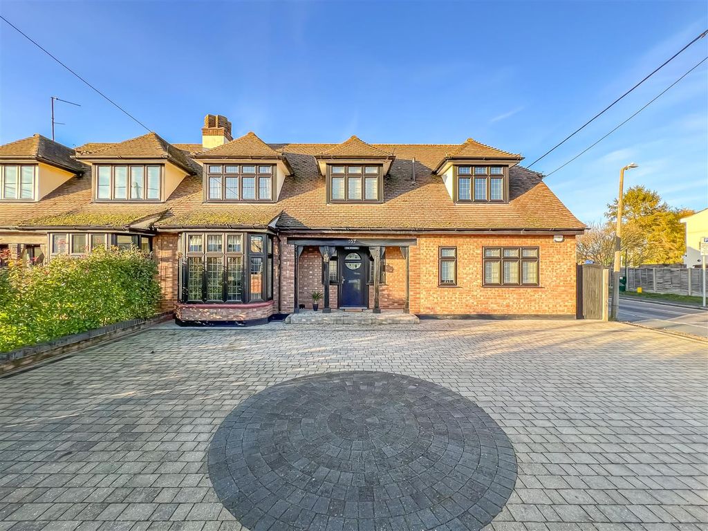 5 bed semidetached house for sale in Greensward Lane, Hockley SS5, £