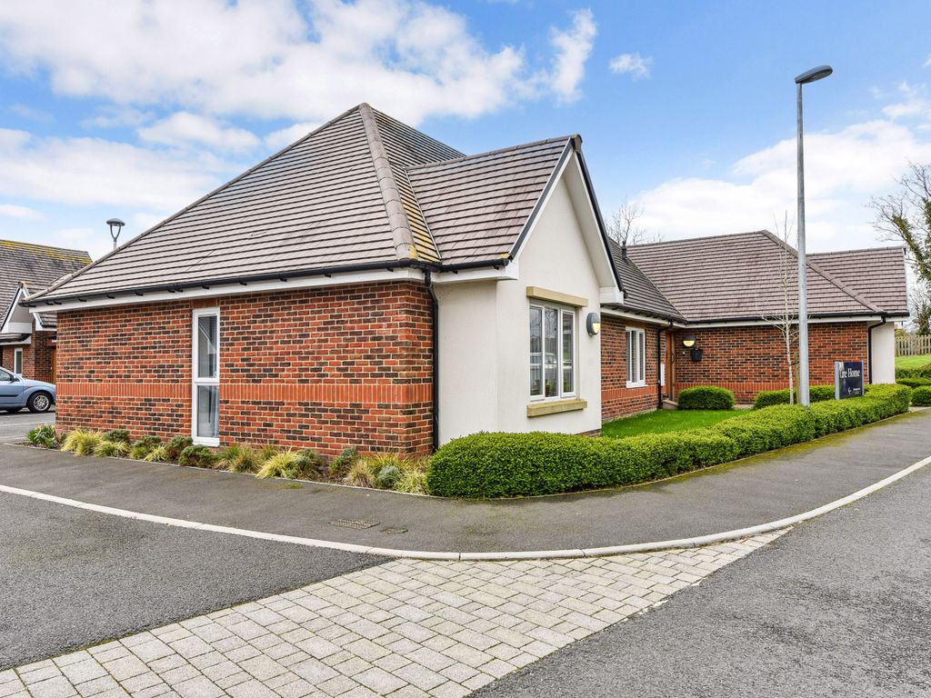 2 bed flat for sale in Farnham Road, Liss, Hampshire GU33, £385,000