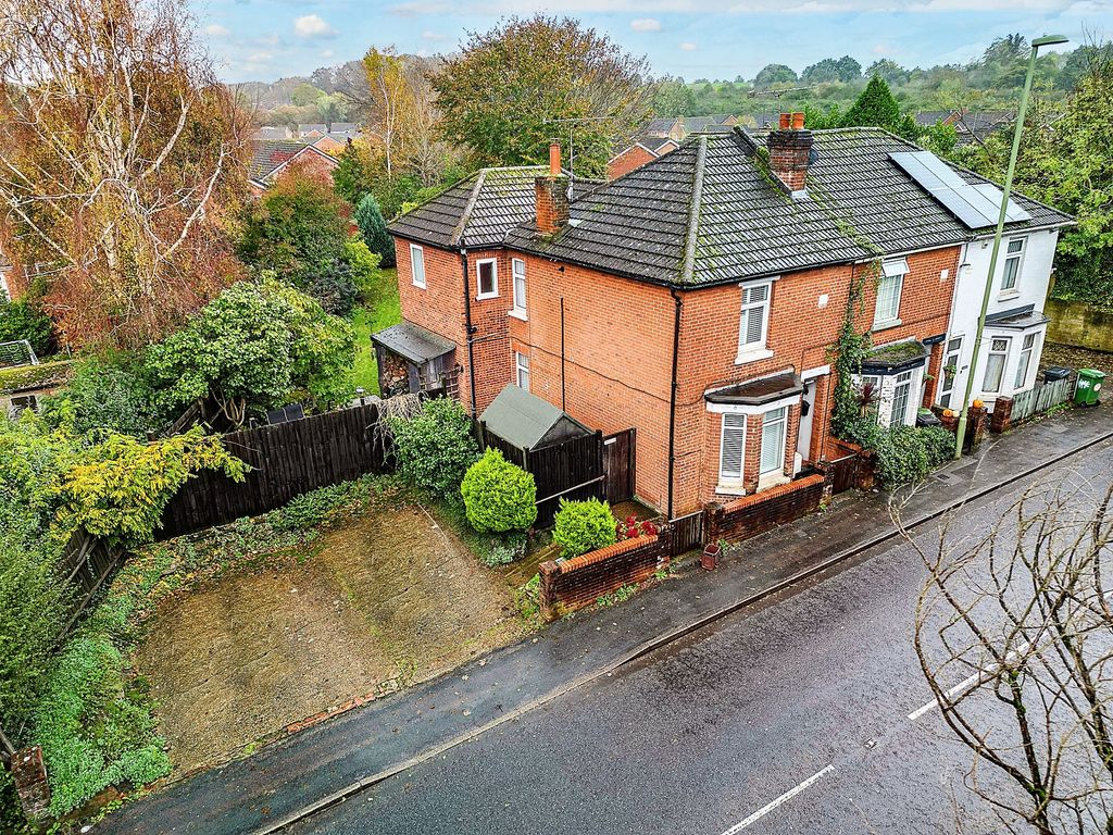 3 bed end terrace house for sale in Botley Road, Fair Oak SO50, £