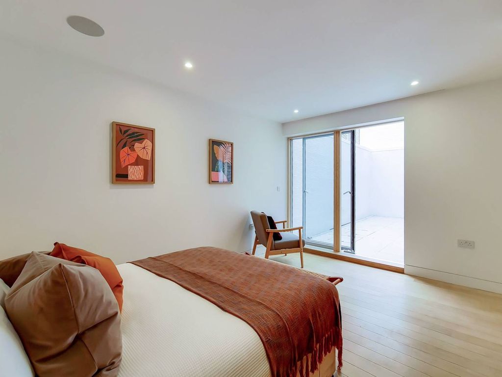 3 bed detached house to rent in Hillside Road, Streatham Hill, London