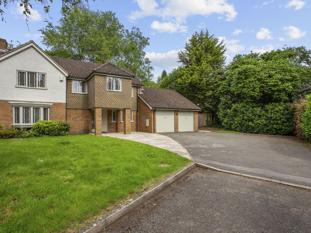 5 bed detached house for sale in Redwood Drive, Ascot SL5, £1,295,000