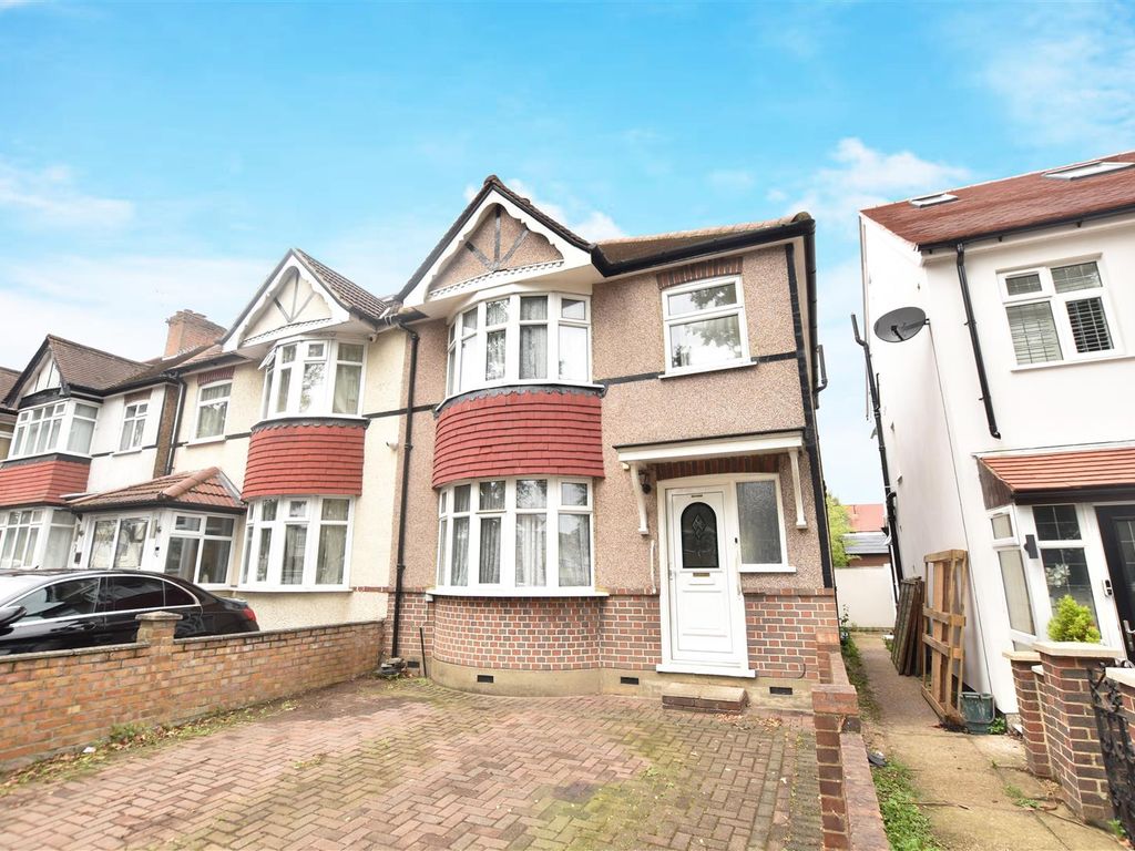 3 bed semidetached house to rent in Hounslow Road, Hanworth, Feltham