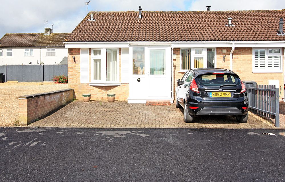 2 bed bungalow for sale in The Cullerns, Highworth SN6 Zoopla