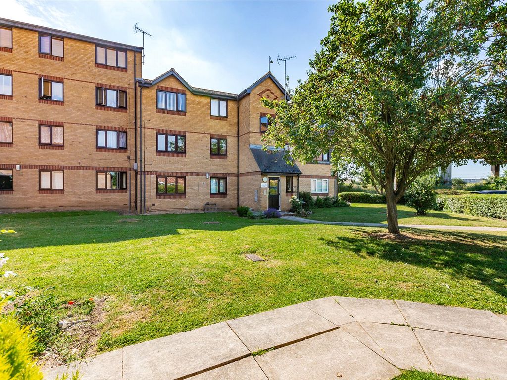 1 bed flat for sale in Waterville Drive, Vange, Basildon, Essex SS16, £