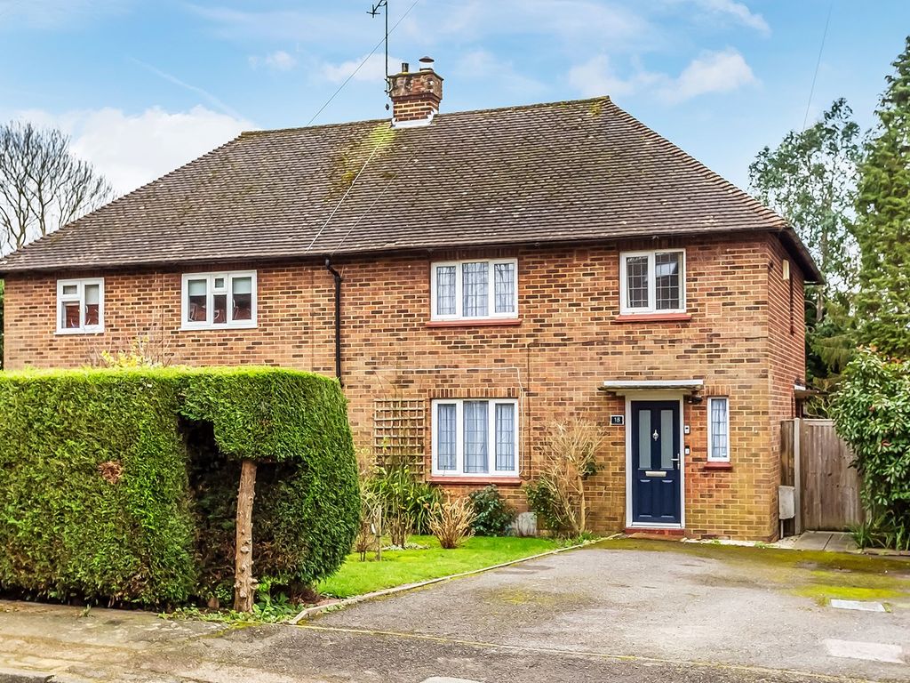 3 bed semidetached house for sale in Meadowlands, Oxted RH8, £525,000