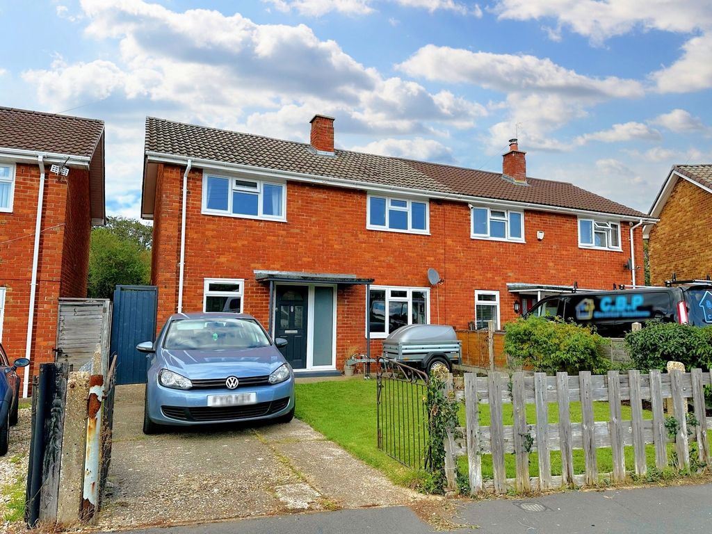 3 bed semidetached house for sale in Beech Crescent, Hythe SO45, £