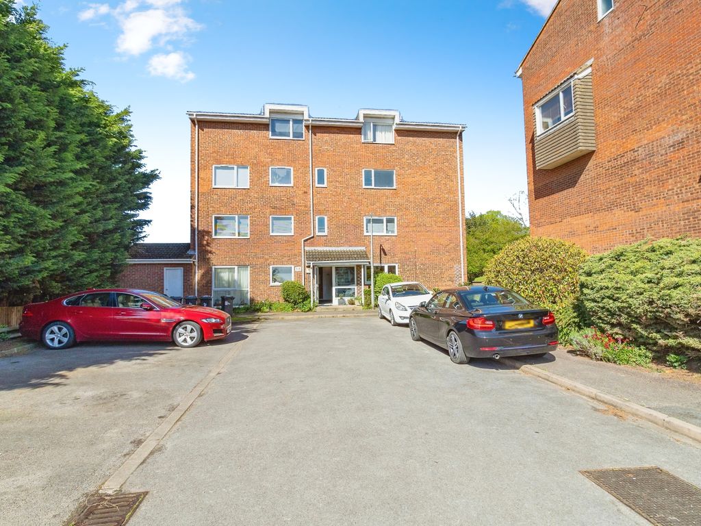 2 bed flat for sale in Katherines Court, Ampthill MK45, £200,000 Zoopla