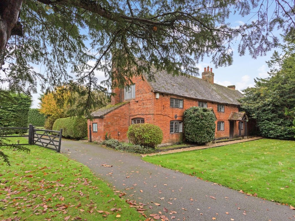 4 bed detached house to rent in Broad Common Road, Hurst, Reading RG10