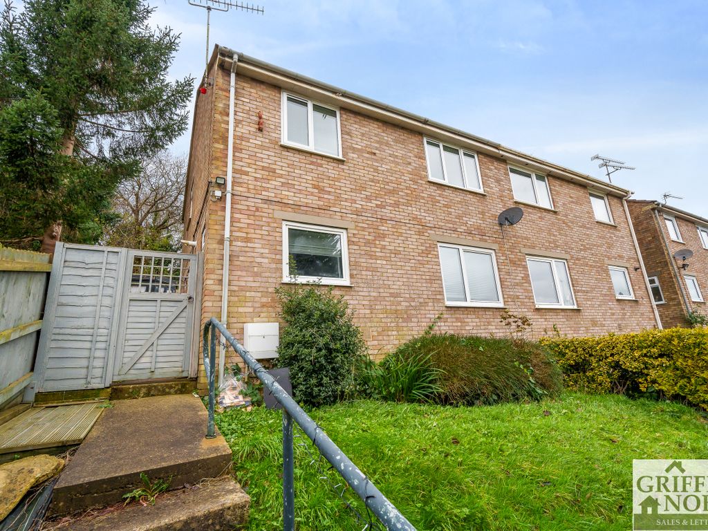 3 bed semidetached house for sale in Everlands, Cam, Dursley