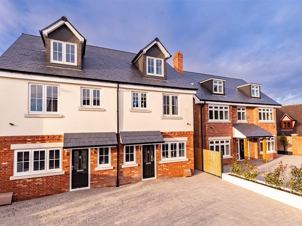 3 bed semidetached house for sale in Oak Hill Road, Stapleford Abbotts