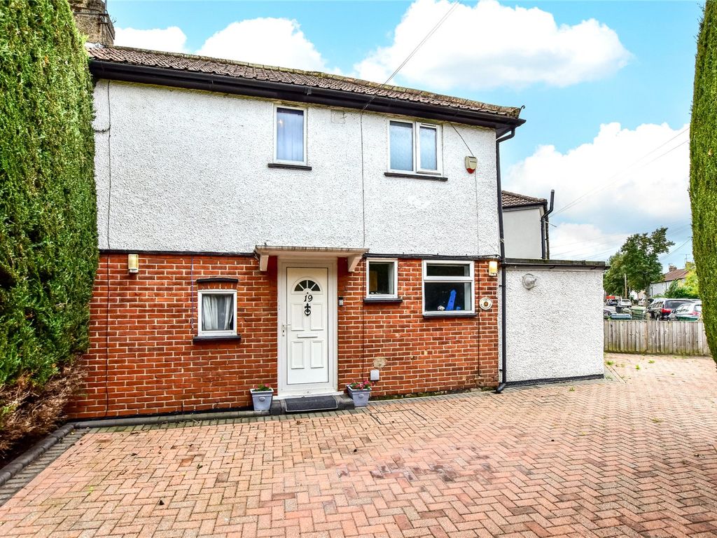 3 bed semidetached house for sale in Crossmead, Watford WD19, £525,000