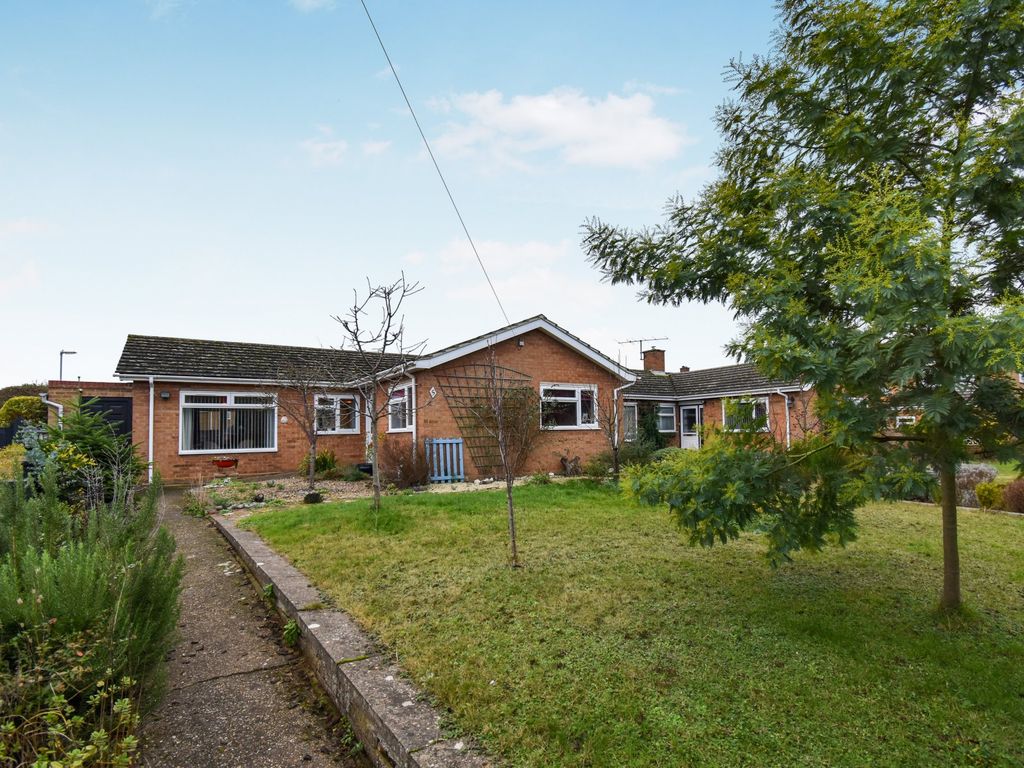 2 bed detached bungalow for sale in Green End, Gamlingay, Sandy SG19