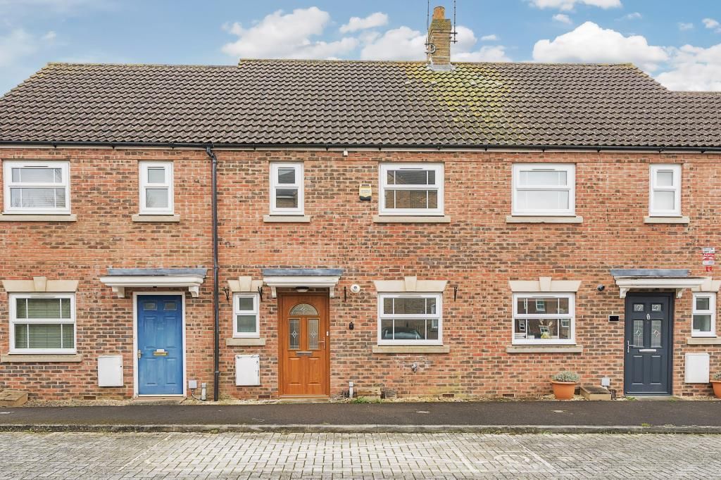 3 bed terraced house for sale in Arncott Way, Aylesbury HP19, £325,000