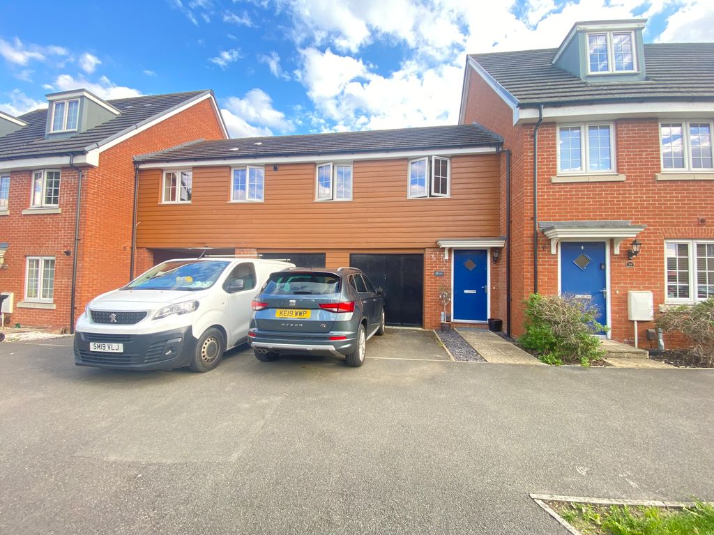 2 bed flat to rent in Theedway, Leighton Buzzard LU7, £1,250 pcm Zoopla