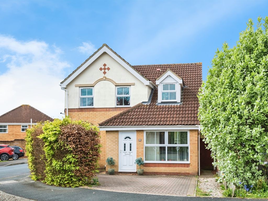 3 bed detached house for sale in Yeats Close, Blunsdon, Swindon SN25, £