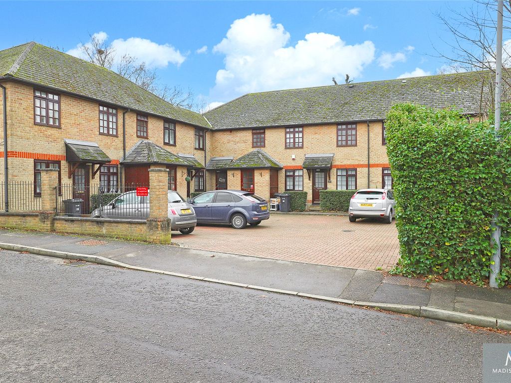 2 bed flat for sale in Westfield Park Drive, Woodford Green IG8, £