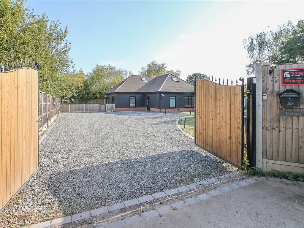 3 bed detached house for sale in Chivers Road, Stondon Massey