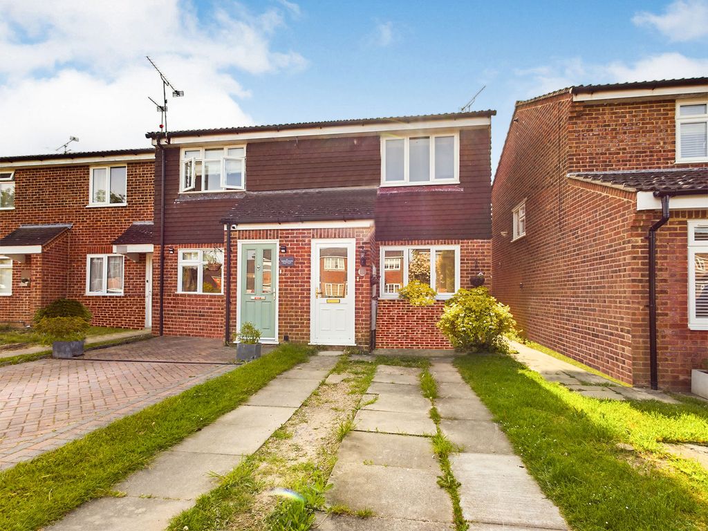 2 bed semidetached house to rent in Hazelhurst Crescent, Horsham, West