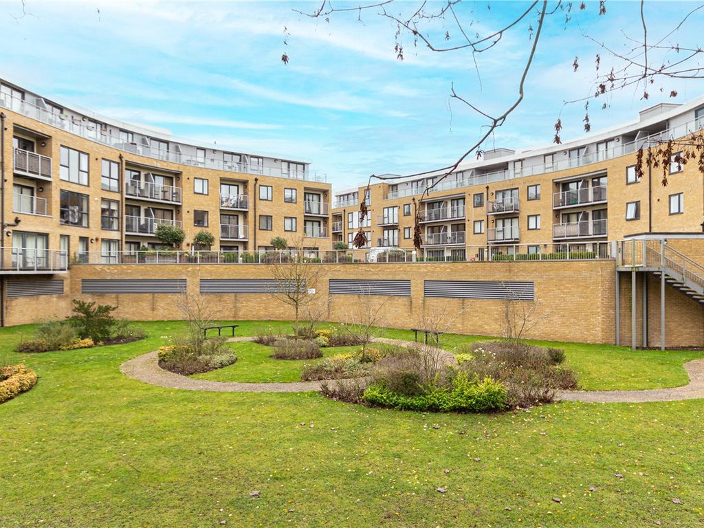 2 bed flat for sale in Smeaton Court, Hertford, Hertfordshire SG13, £