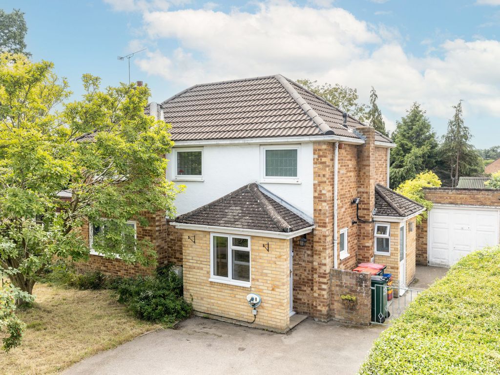 3 bed detached house for sale in Grattons Drive, Crawley RH10, £600,000
