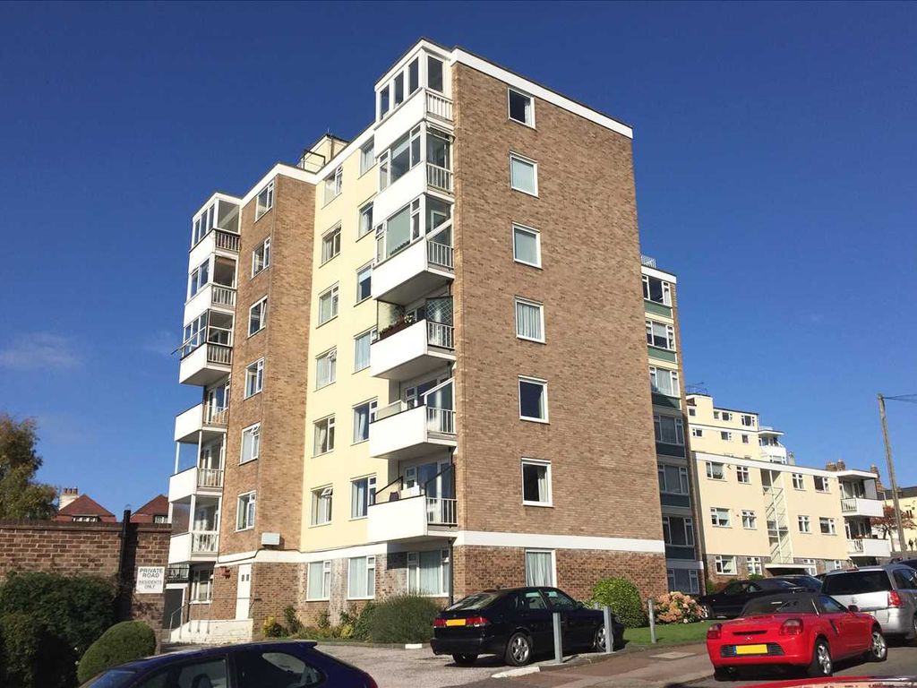2 bed flat to rent in Grand Court West, Grand Drive, LeighOnSea SS9