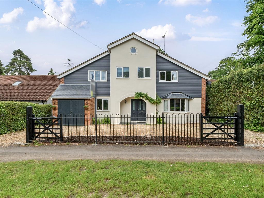 4 bed detached house for sale in The Avenue, Crowthorne, Berkshire RG45