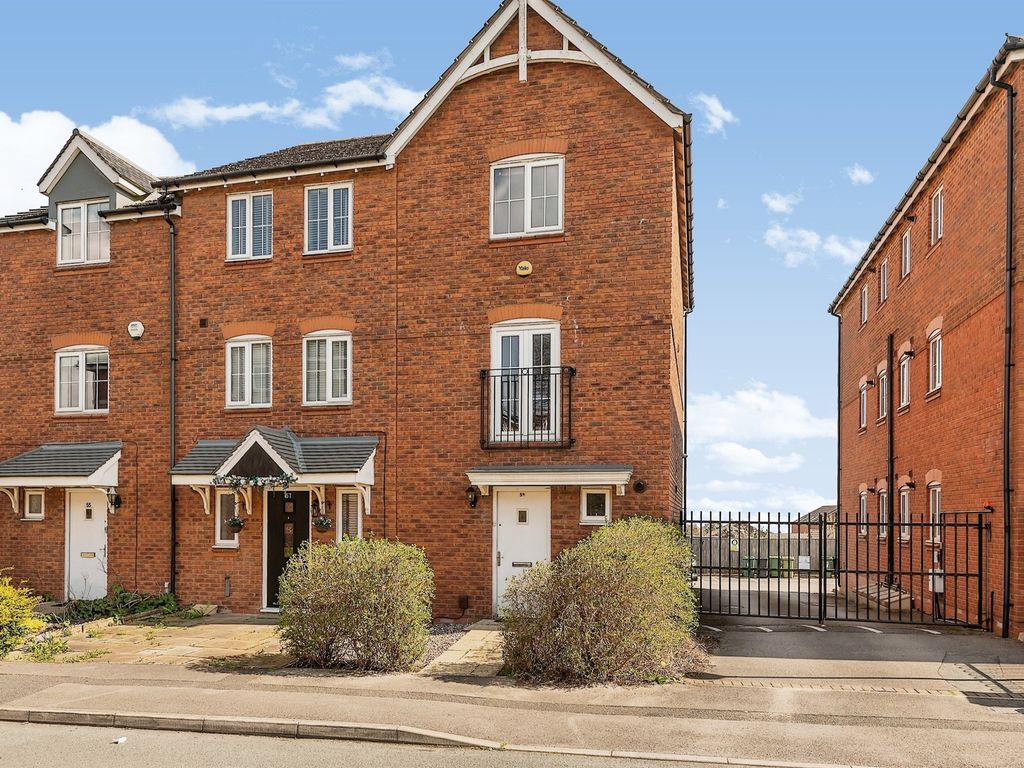 4 bed end terrace house for sale in Blackthorn Drive, Lindley