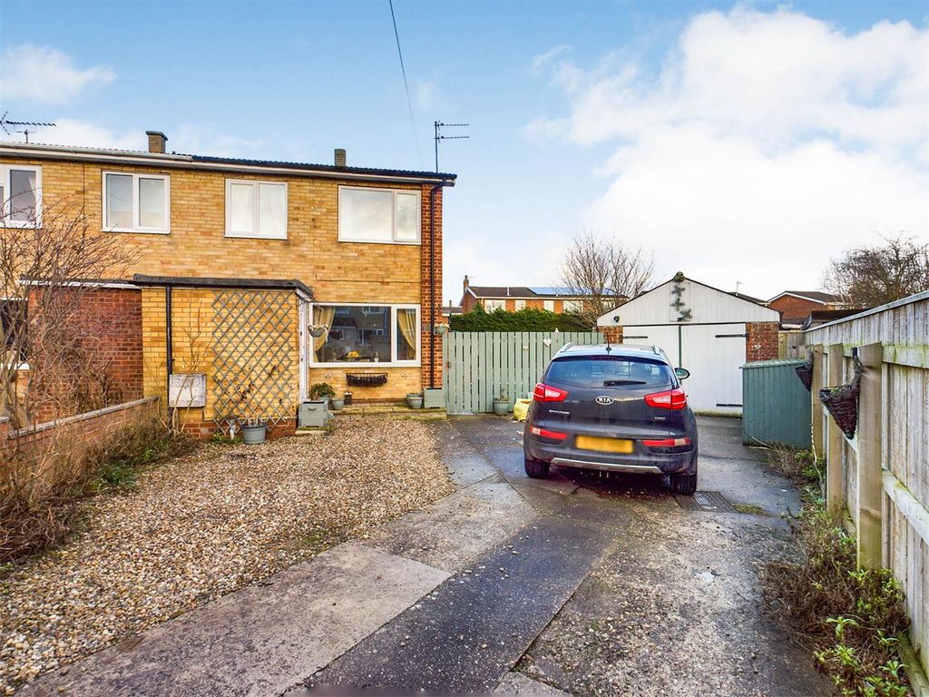 4 bed semidetached house for sale in Highfield Avenue, Driffield YO25