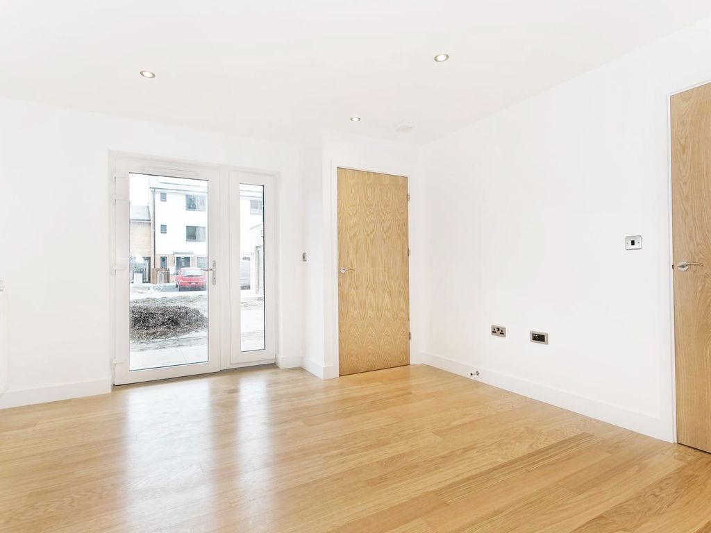 2 bed flat to rent in Fairthorn Road, Victoria Way, Charlton, London