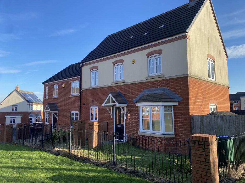 3 bed semidetached house to rent in Devey Road, Smethwick B66, £1,500