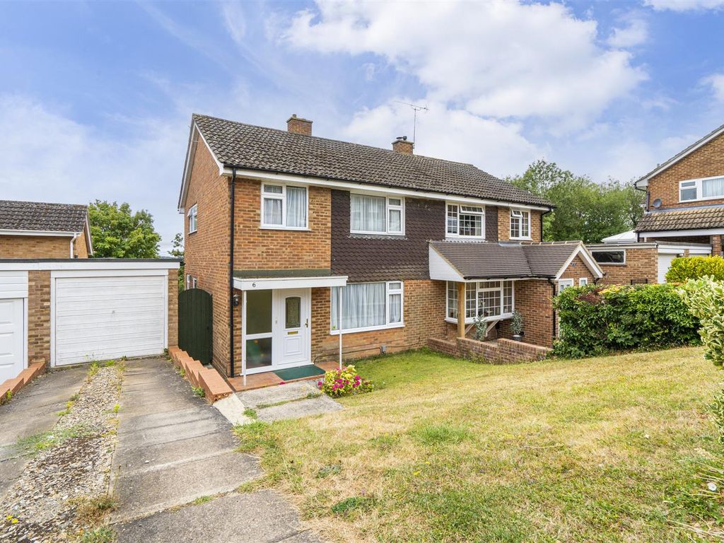 3 bed semidetached house for sale in South View, Downley, High