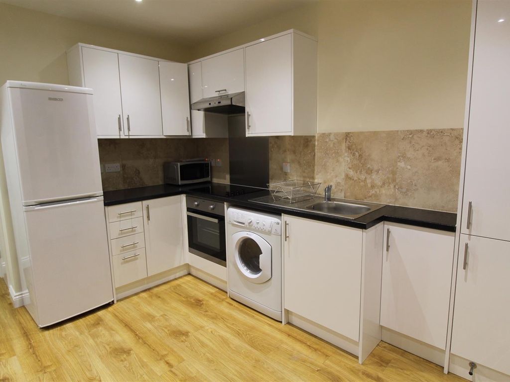 1 bed flat to rent in Harvest Road, Englefield Green, Egham TW20 Zoopla