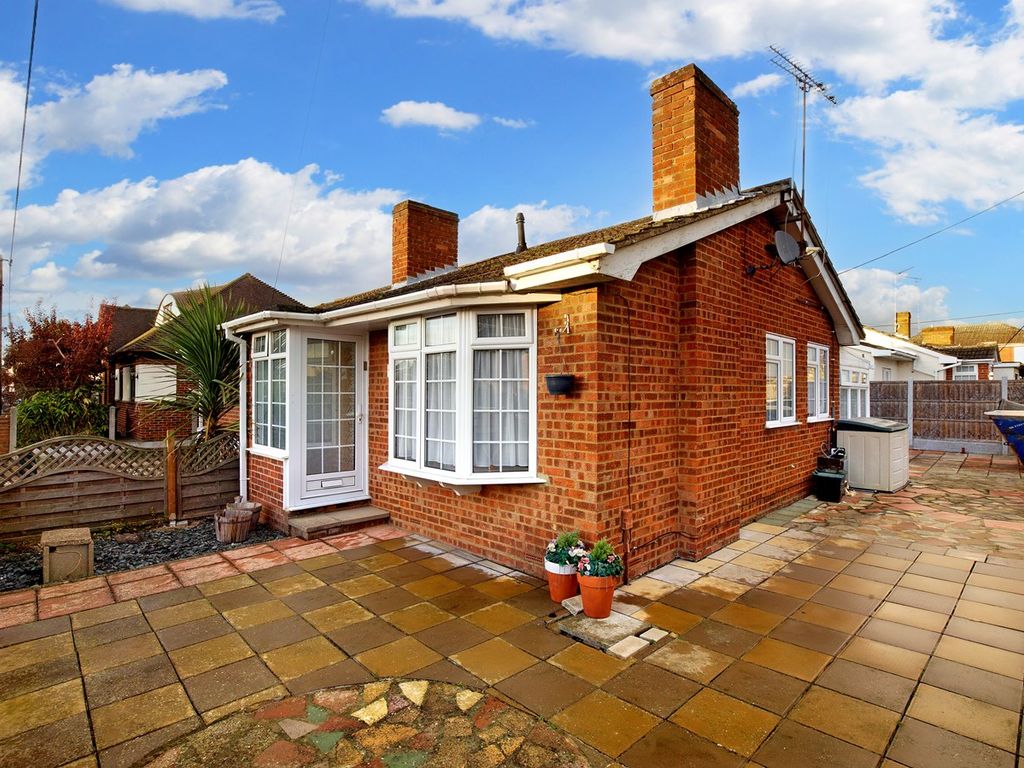 1 bed semidetached bungalow for sale in Waarden Road, Canvey Island