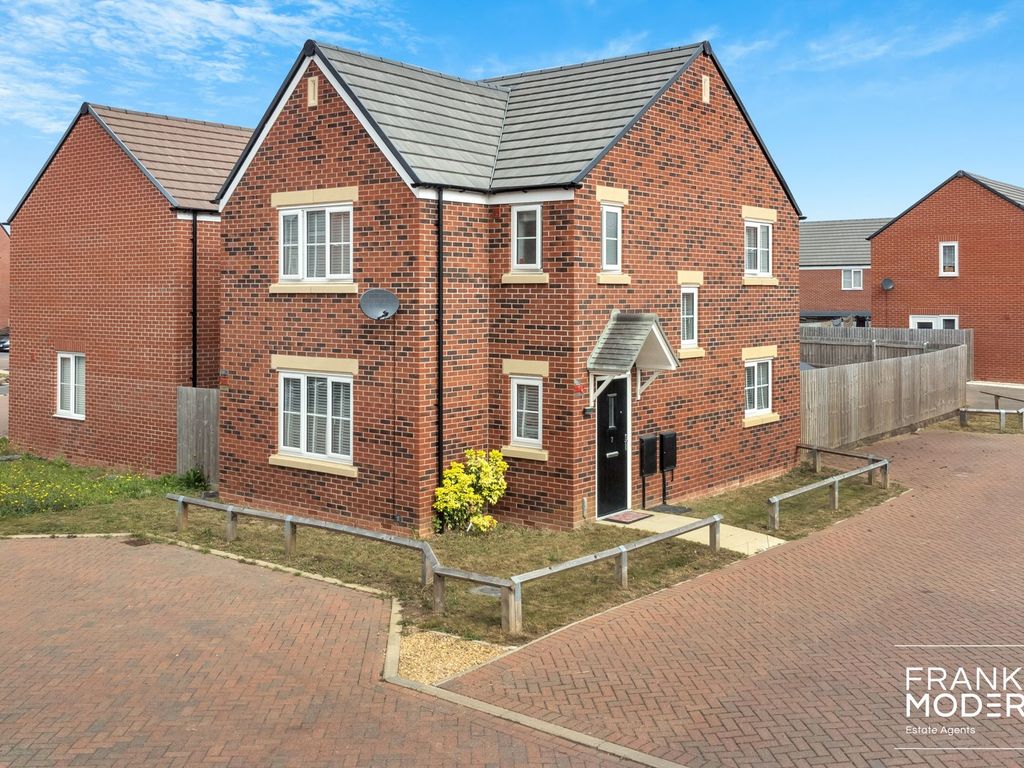 3 bed detached house for sale in Morton Close, Hampton Gardens PE7, £