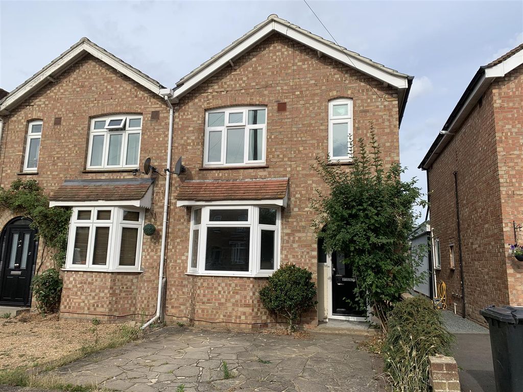 3 bed end terrace house to rent in Ormonde Avenue, Chichester PO19, £