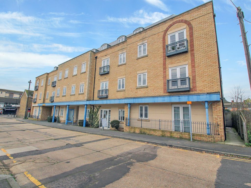 2 bed flat for sale in Woodlands Road, Wickford SS12 Zoopla