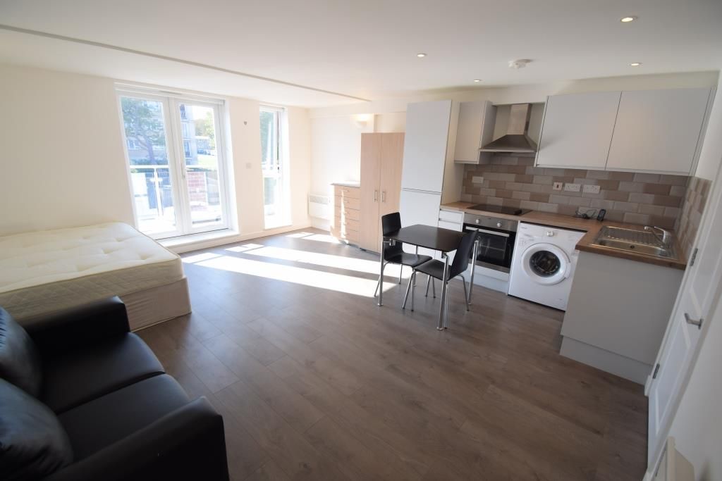 Studio to rent in Brent Street, Hendon, London NW4, £1,250 pcm Zoopla