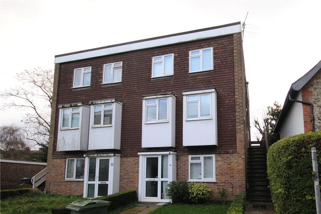 2 bed to rent in Drummond Road, Guildford, Surrey GU1, £