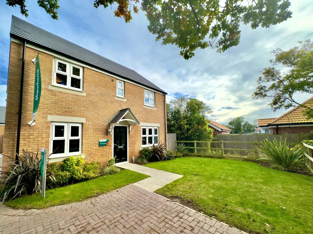 New home, 4 bed detached house for sale in Thorpe Road, Little Clacton