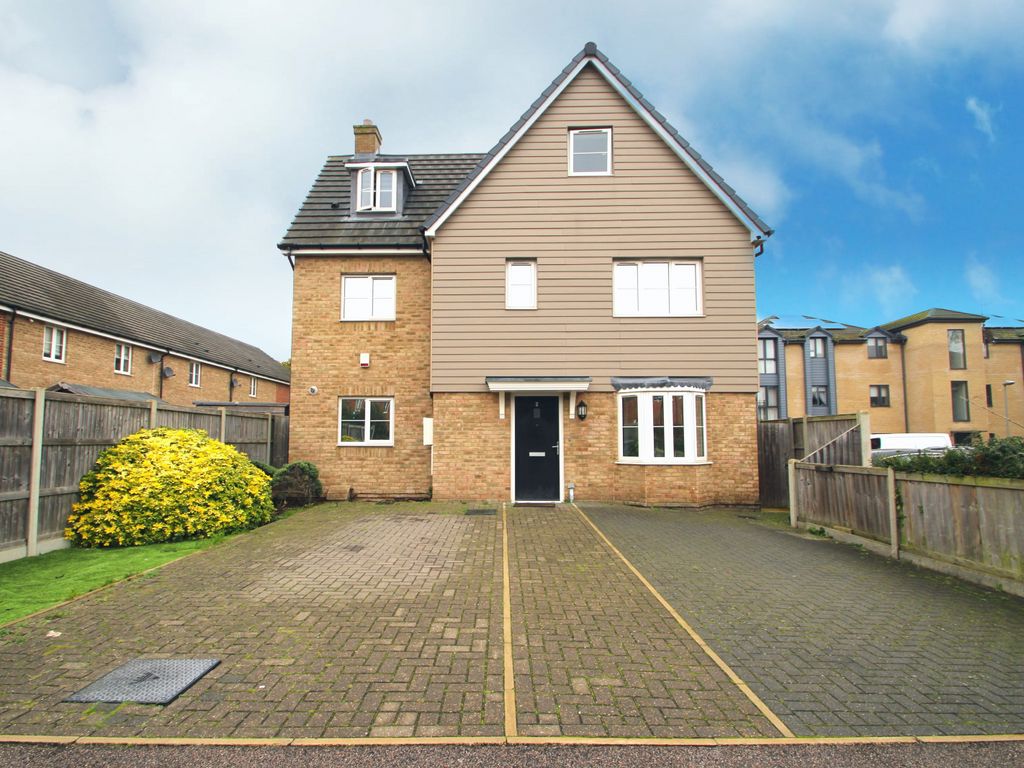 5 bed detached house for sale in Woodland Road, Chigwell IG7, £765,000