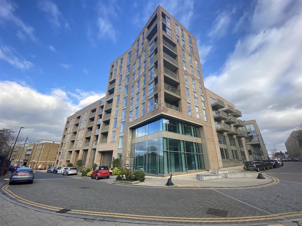 2 bed flat to rent in Bond House, Goodwood Road, London SE14, £2,200