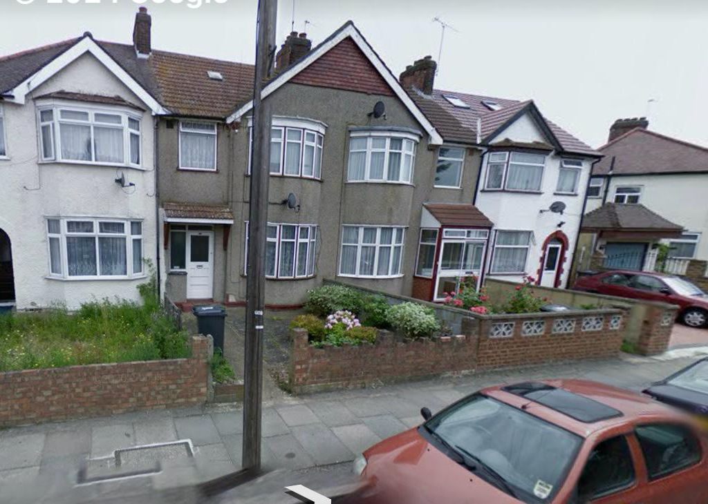 Room to rent in Cornwall Avenue, Southall UB1, £850 pcm Zoopla