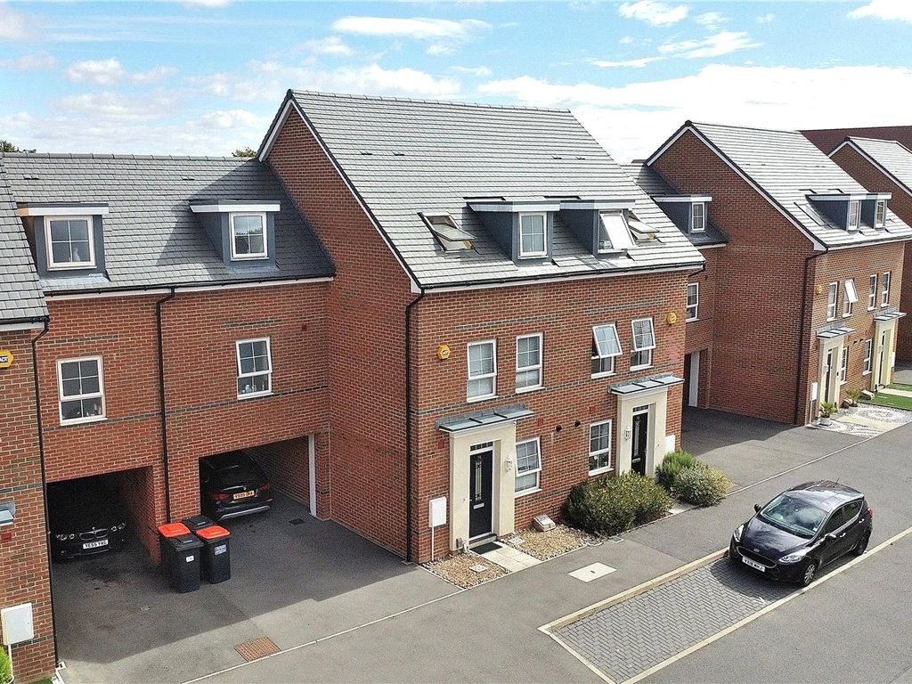 5 bed semidetached house for sale in Design Drive, Dunstable, Beds LU6