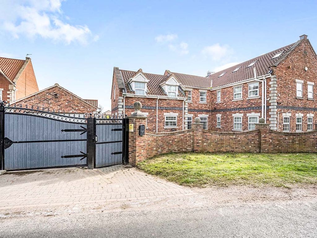 5 bed detached house for sale in Moss Road, Moss, Doncaster DN6, £