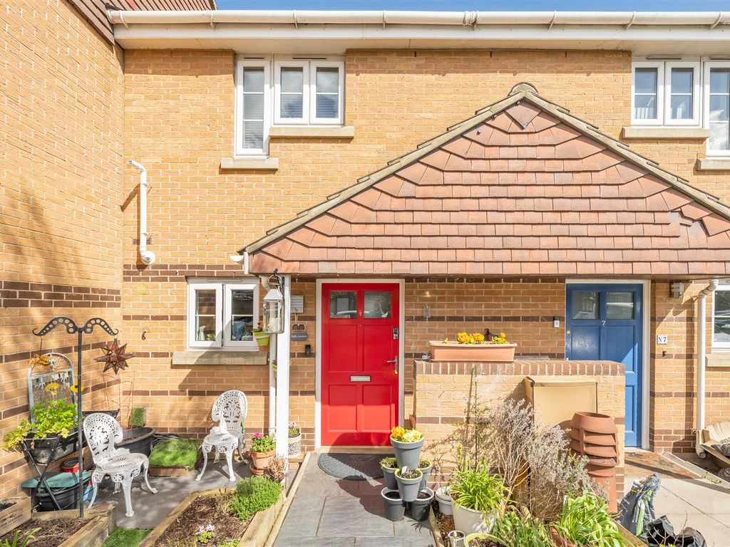 4 bed property for sale in Forster Close, Woodford Green IG8 Zoopla