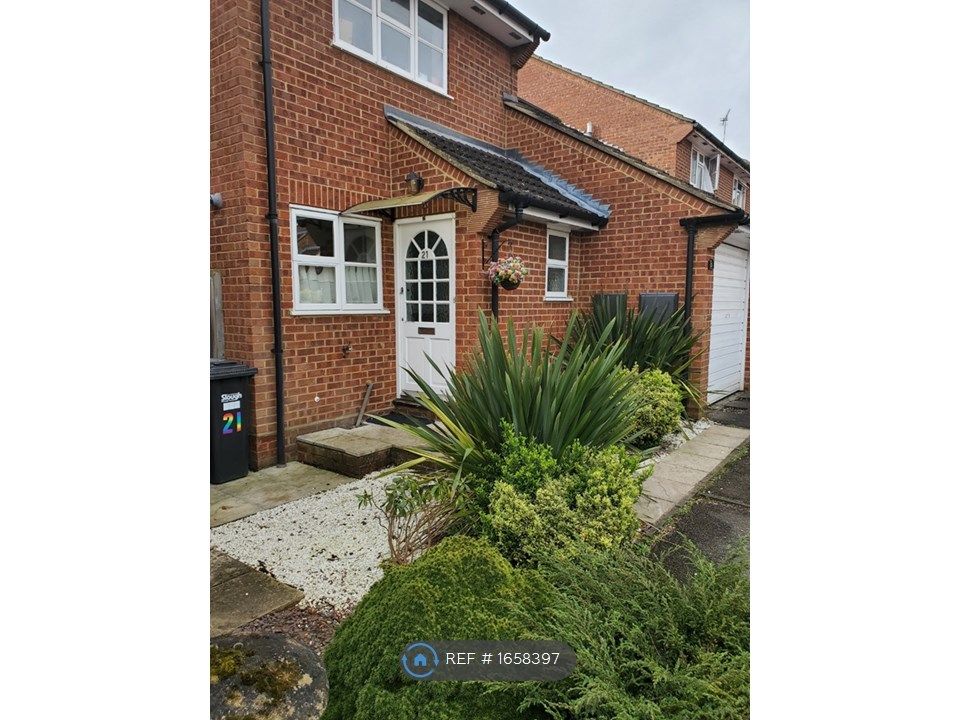 3 bed semidetached house to rent in St. Michaels Court, Slough SL2