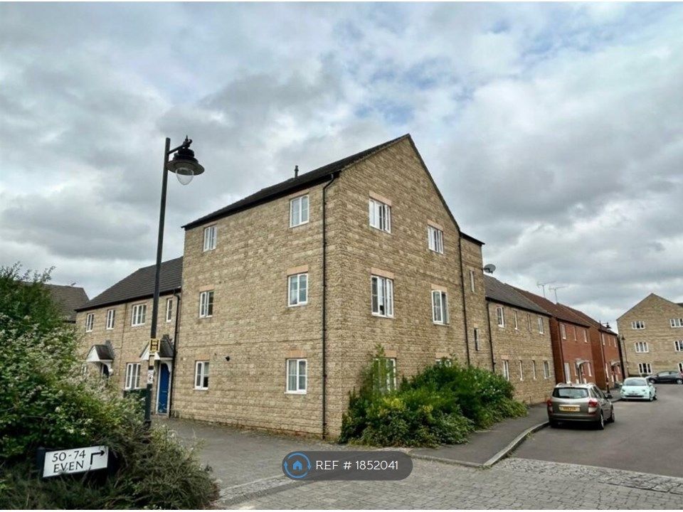 2 bed flat to rent in Zander Road, Calne SN11, £900 pcm Zoopla